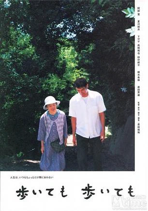 母亲与儿子一同在山路上行走（剧照）